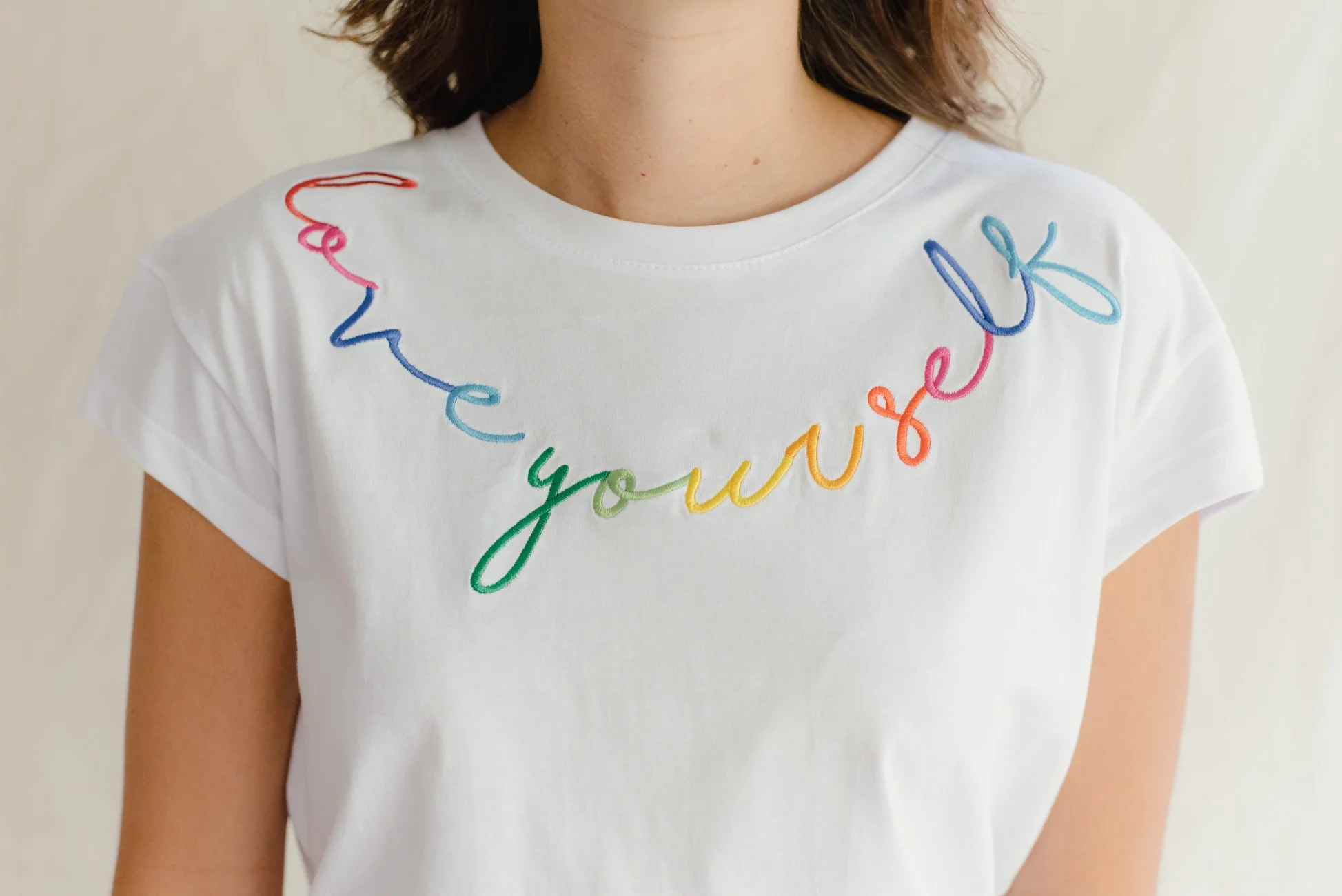 T-Shirt Love Yourself Arcoiris - Image 3