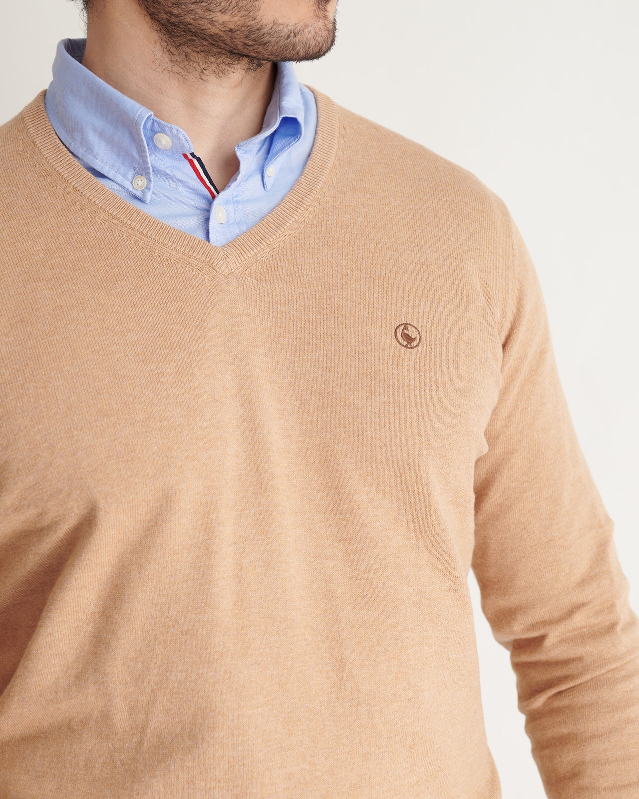 Sweater Cuello Pico Coderas - Image 4