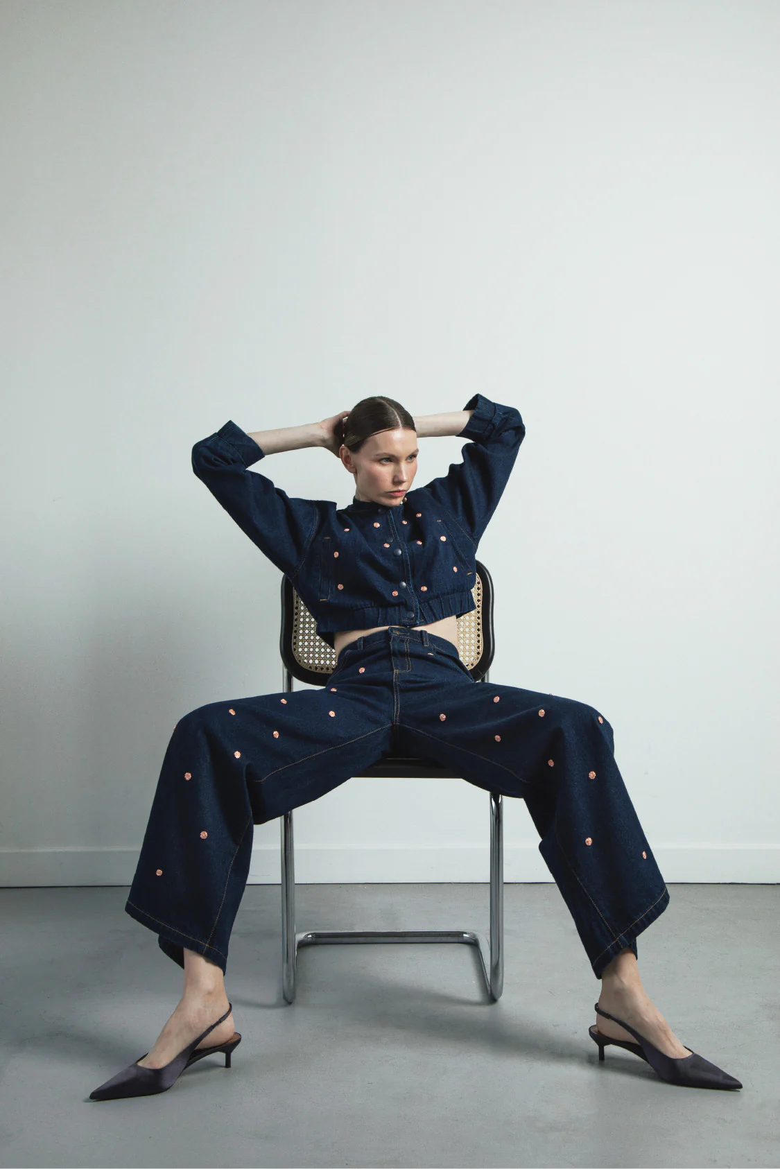Pantalón Denim Apliques Flores - Image 3
