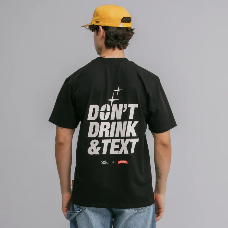 T-Shirt Con Texto True X Smirnoff Negra - Image 3