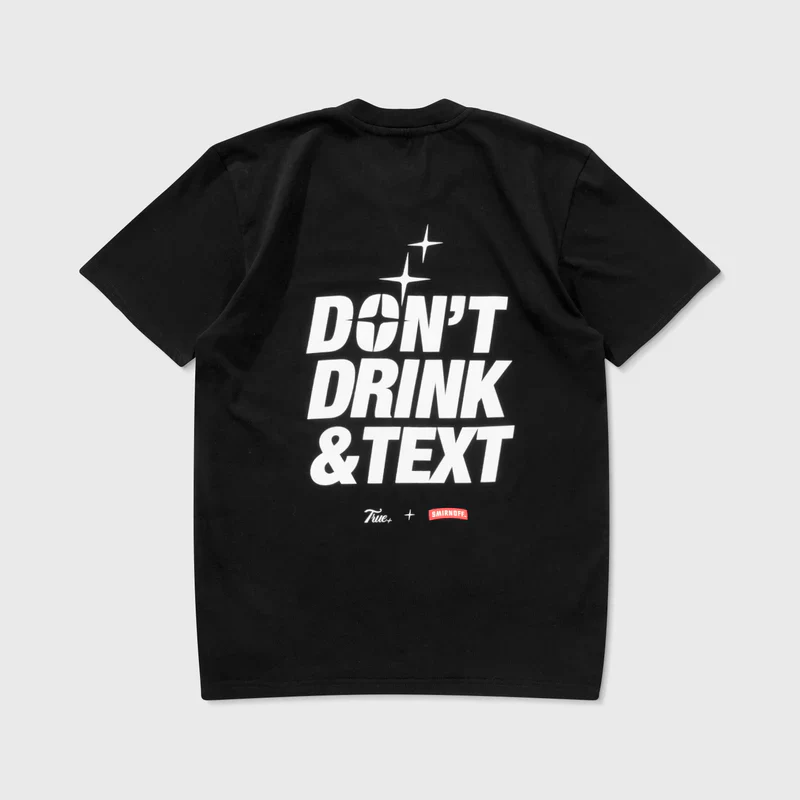 T-Shirt Con Texto True X Smirnoff Negra - Image 4