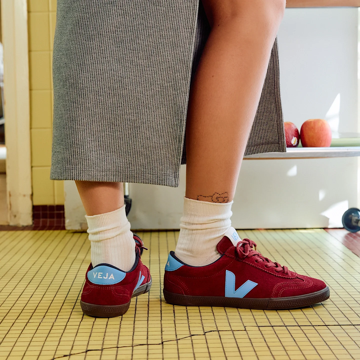 Tenis Veja De Mujer Volley Suede Grenat Aqua Eagle - Image 4